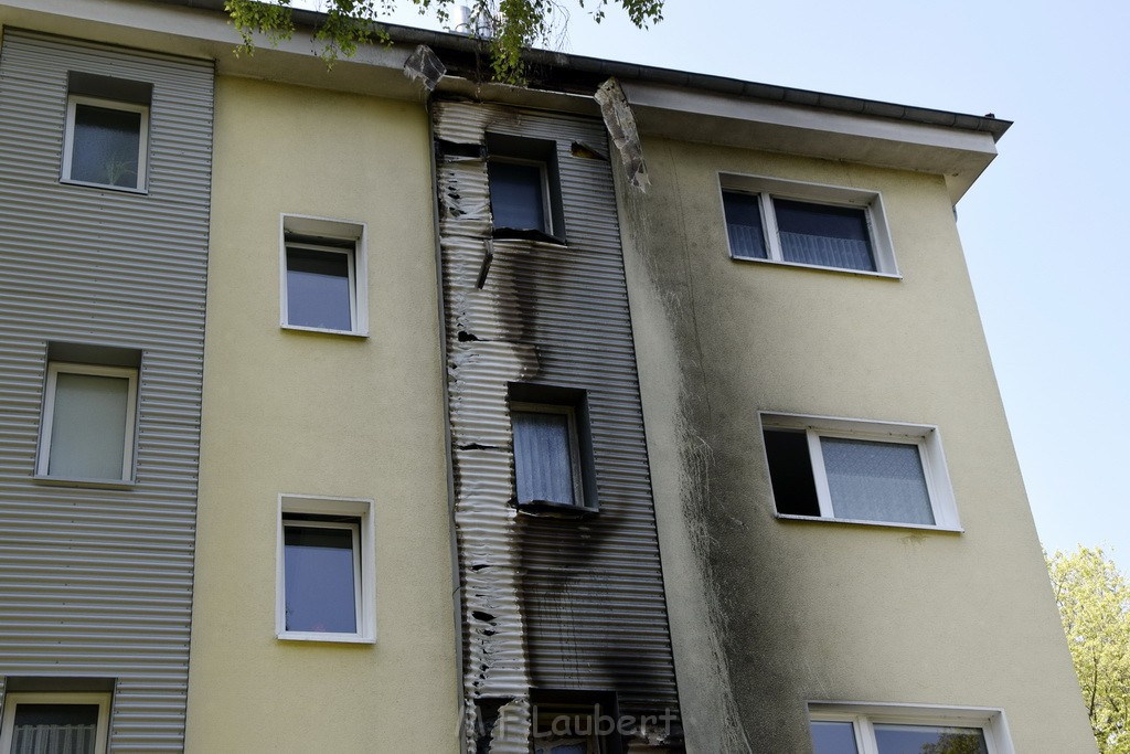 Rollerbrand dann Feuer 1 Fassadenbrand Koeln Gremberg Kroppergasse P64.JPG - Miklos Laubert